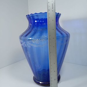 Florero Grande de Vidrio Azul con Diseño en Relieve - imagen 3