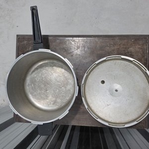 Olla a Presión de Aluminio con Asas Negras - imagen 4