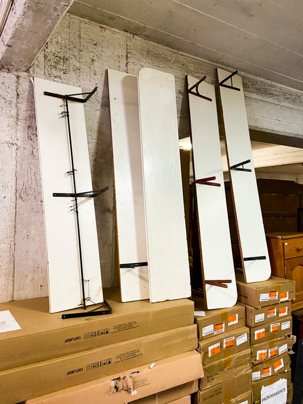 Percheros de Pared Blancos con Ganchos Negros