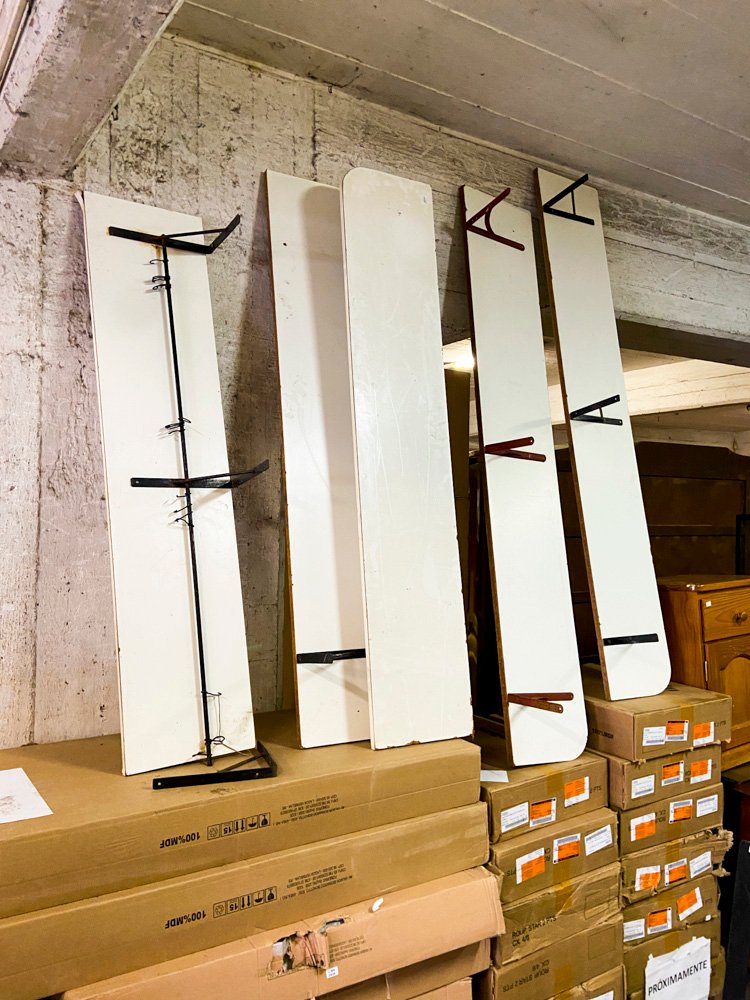 Percheros de Pared Blancos con Ganchos Negros