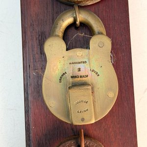 4 Candados Antiguos de Colección Montados en Madera - imagen 3