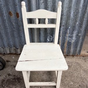 Lote anterior: Silla infantil de madera blanca