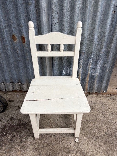 Silla infantil de madera blanca