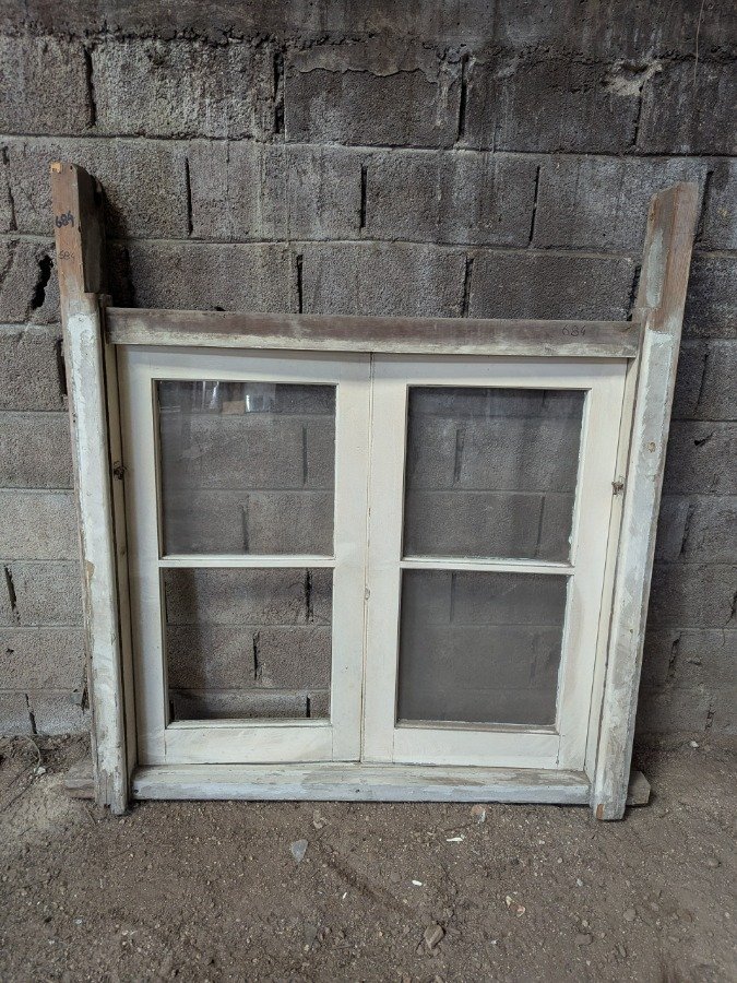 Ventana antigua con marco de madera y soporte para persiana - imagen 7