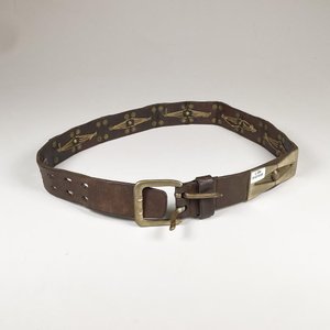 Cinto de Cuero Marrón con Detalles Metálicos y Hebilla Dorada - imagen 1