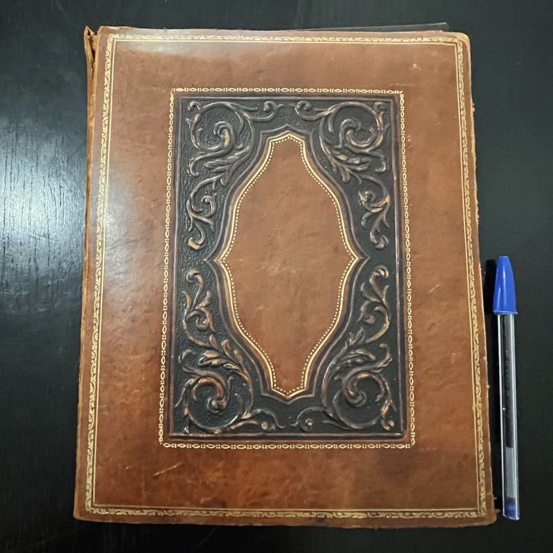Libros y juguetes tallados en madera con detalles de cuero - imagen 4
