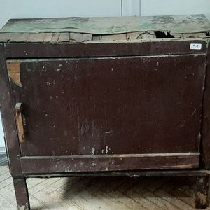 Lote siguiente: Mueble antiguo de madera con una puerta para restaurar