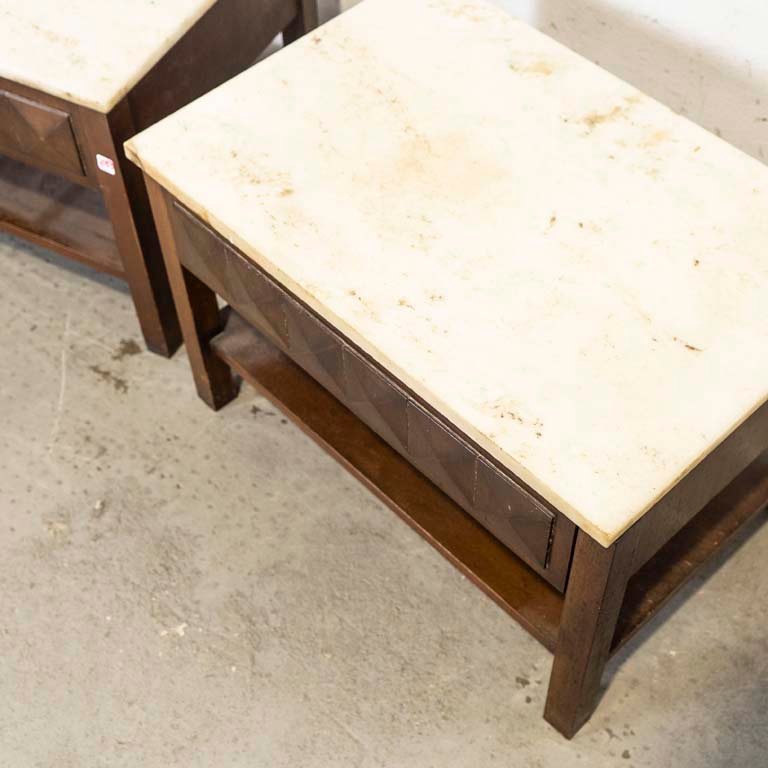 Mesa de luz baja con tapa de mármol y estante - imagen 2