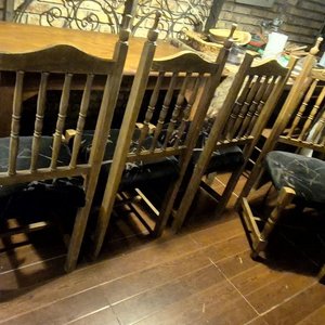 Juego de 6 Sillas de Madera Torneada y Tallada con Tapizado Negro - imagen 7