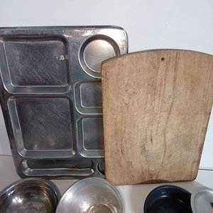 Lote de Utensilios de Cocina: Bandeja Metálica, Tabla de Madera y Más - imagen 3