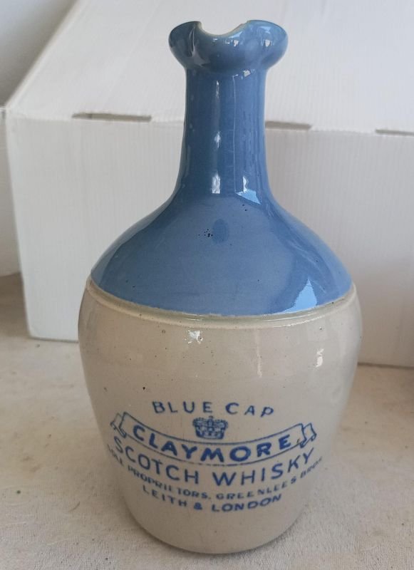 Lote siguiente: Porrón cerámica Whisky Claymore - Vaso de cerámica azul y beige con diseño whisky claymore