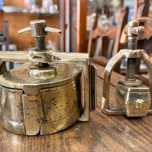 Lote de 3 Prensas Odontológicas Antiguas de Bronce y Metal - imagen 4