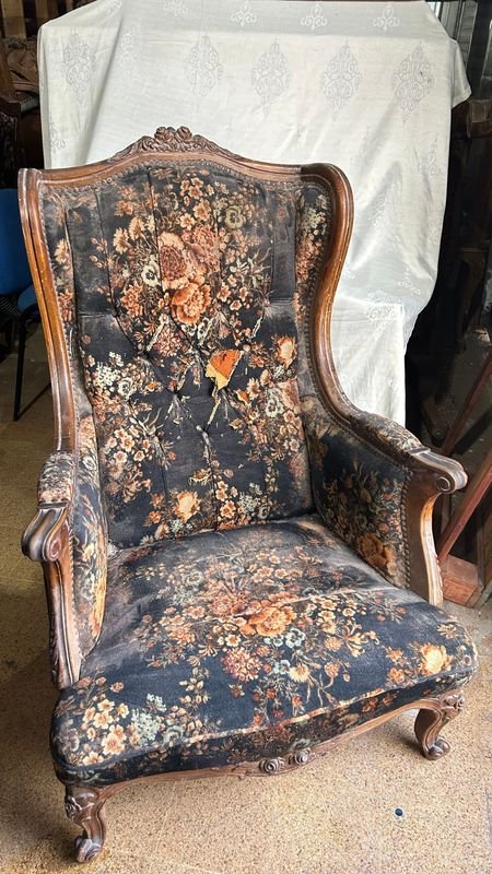 Lote anterior: Butaca con estructura firme y decoración floral