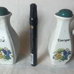 Juego de Aceitera y Vinagrera de Loza con Tapa y Diseño de Uvas - imagen 4