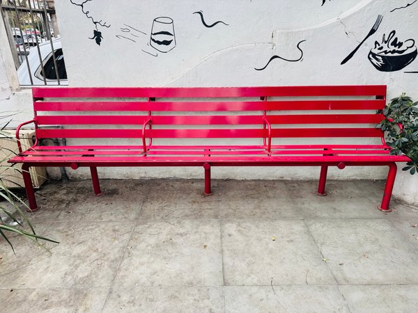 Lote #003 – Banco de metal moderno , seis asientos – 294x43x91cm (está amurado)