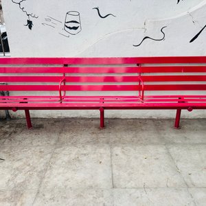 Lote #003 – Banco de metal moderno , seis asientos – 294x43x91cm (está amurado) - imagen 1