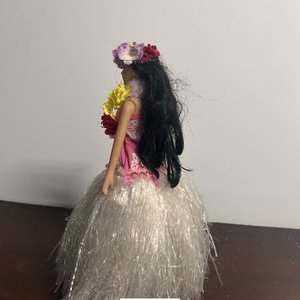 Muñeca Barbie Hawaiana con Flores y Falda de Hierba - imagen 3
