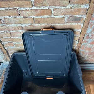 Caja Organizadora Plástica Negra con Tapa y Ruedas - 60 Lts - imagen 3