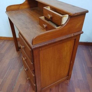 Escritorio de Madera Lustrada con Estante y Seis Cajones - imagen 4