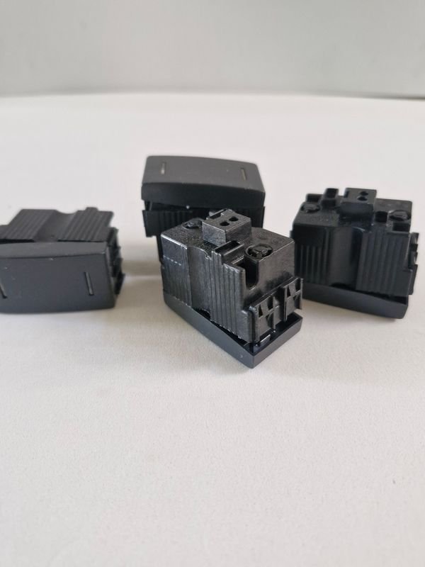 Componentes de plástico negro en buen estado - imagen 2