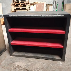 Mueble Exhibidor Negro con Estantes Rojos - imagen 4