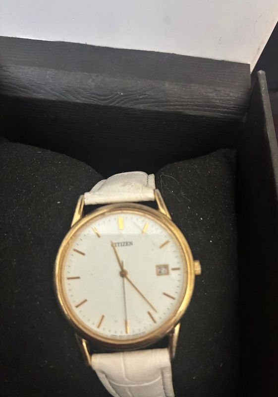 Reloj Citizen Classic Vintage Dorado con Calendario y Correa Blanca