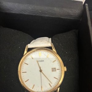 Lote siguiente: Reloj Citizen Classic Vintage Dorado con Calendario y Correa Blanca