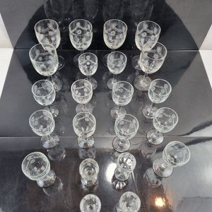 Colección de 22 Copas de Licor de Cristal Grabado - imagen 3