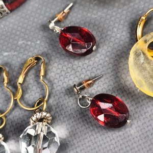 Lote de Joyería: 4 Pares de Aretes y 1 Pulsera de Cuero y Metal - imagen 4