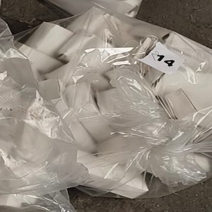 Lote de 24 Cajas de Bisagras Metálicas Negras con Tornillos - imagen 4