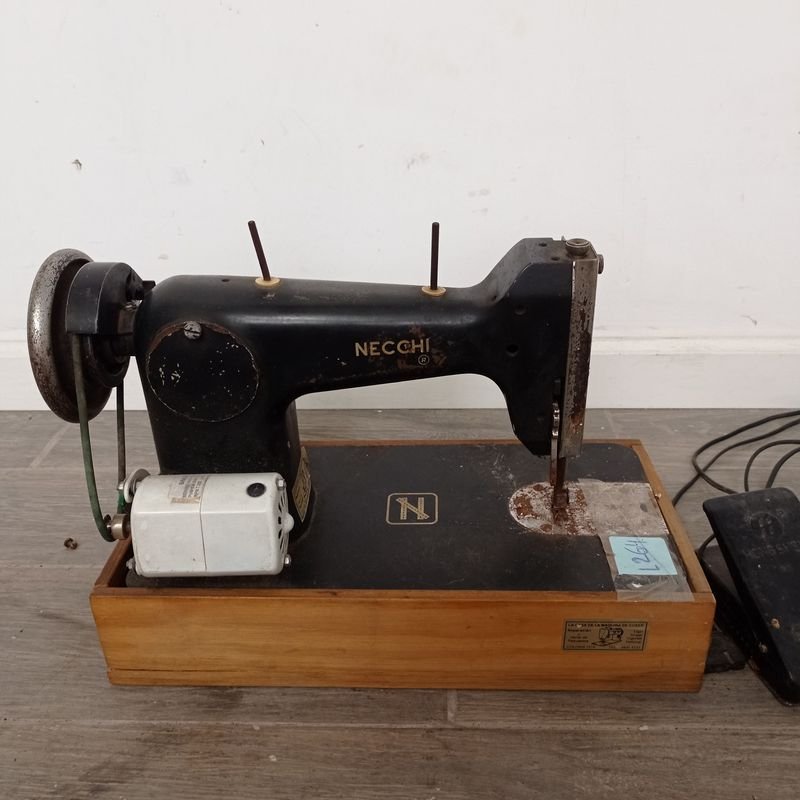 Maquina de coser Necchi en venta