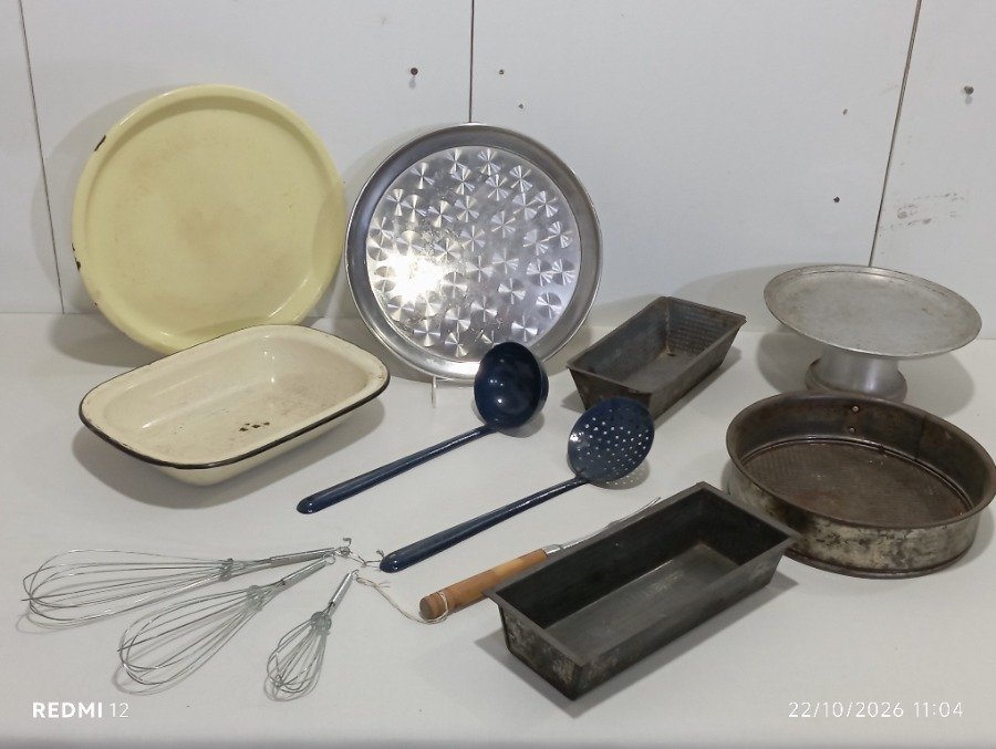 Lote de 13 Piezas de Bazar: Fuente Enlozada, Bandejas, Utensilios y Más