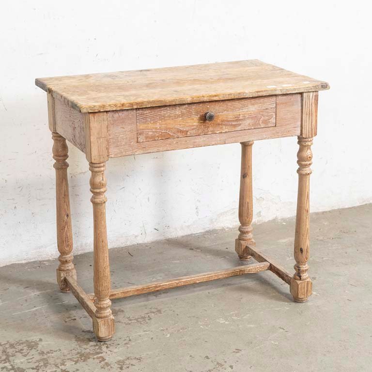 Mesa Rústica de Pinotea con Cajón y Patas Torneadas