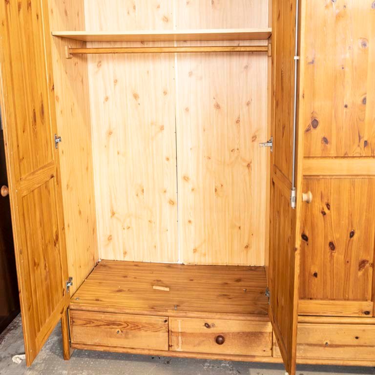 Ropero de pinotea en madera, con tres puertas y tres cajones - imagen 2