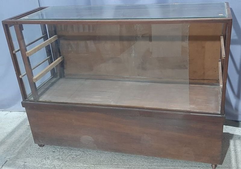 Vitrina Exhibidora de Madera con Vidrios y Ruedas