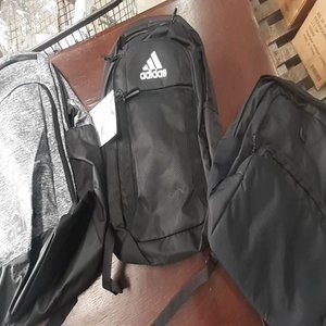 Lote siguiente: Mochilas Adidas y otras sin marca