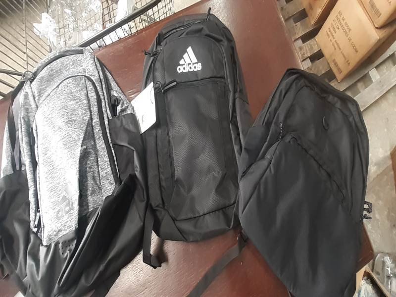 Mochilas Adidas y otras sin marca