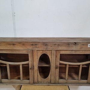 Lote siguiente: Antigua Vitrina Aérea de Madera con Puertas Vidriadas y Detalle Ovalado
