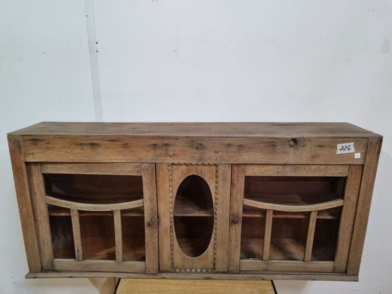 Antigua Vitrina Aérea de Madera con Puertas Vidriadas y Detalle Ovalado