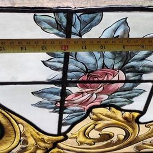 Dos Vitrales Antiguos con Rosas y Detalles Dorados - imagen 7