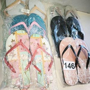 Lote de 6 Pares de Ojotas y Chinelas Variadas - imagen 2