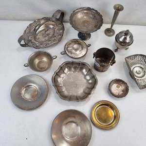 Lote de 13 Piezas de Bazar Plateadas y Doradas con Inscripción KINGSTONE - imagen 3