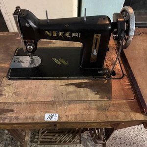 Máquina de Coser Necchi Antigua con Mueble y Tapa - imagen 3