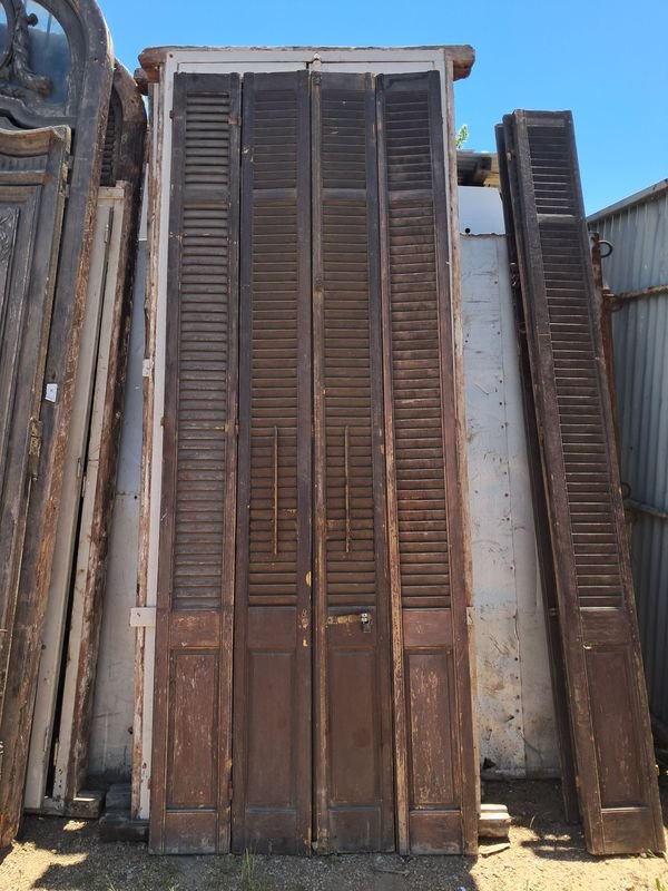 Puertas antiguas de madera con vidrios y detalles decorativos - imagen 3