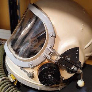 Casco Soviético Presurizado GSH-6 para Vuelos Estratosféricos con Contenedor Original - imagen 10