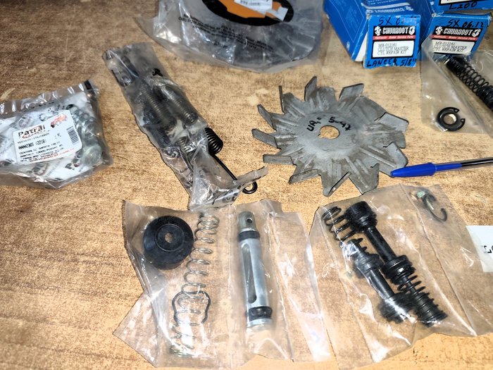 Colección de repuestos para patines y embragues en buen estado - imagen 3