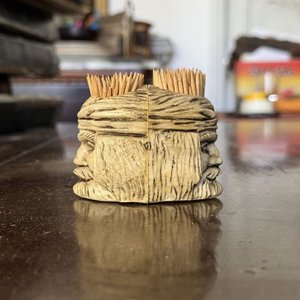 Porta Palillos Escultura Doble Cara con Rostros Tallados - imagen 3