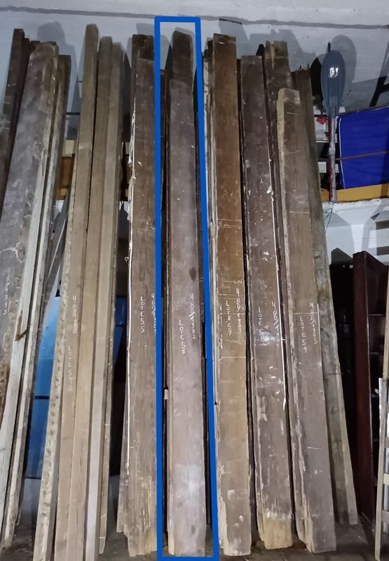Lote siguiente: Seis tirantes de pinotea con rastros de polilla para construcción