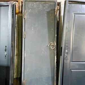 Una puerta de chapa color gris con detalle 205 x 75 cm - imagen 2