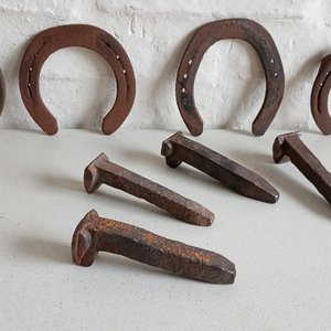 4 Herraduras y 4 Clavos de Vía de Hierro Oxidado - imagen 4